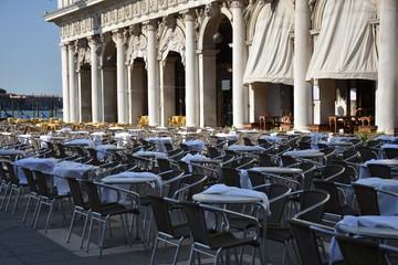 Venezia piazza san marco tipico bar con tavolini e sedie