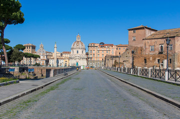 Obraz premium Following the coronavirus outbreak, the italian Government has decided for a massive curfew, leaving even the Old Town, usually crowded, completely deserted. Here in particular the Imperial Fora