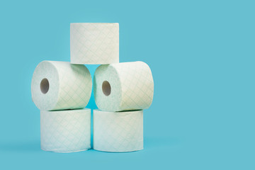 Rollos de papel higiénico sobre fondo de color celeste liso aislado. Vista de frente. Copy space