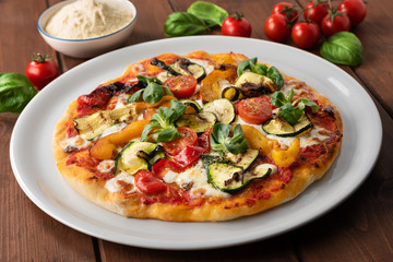 Pizza vegetariana con verdure miste 