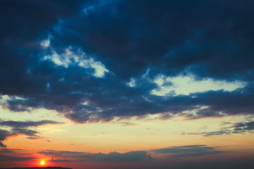 Fototapeta premium Dramatischer Sonnenuntergang, Wolken, rote Sonne