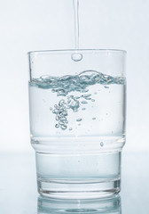 Wasser in gas Glas giessen - Mineral Trinwasser im Tringlas