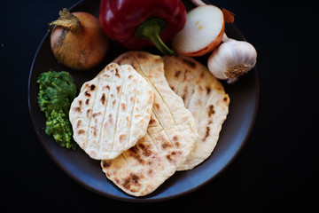 Zdrowe śniadanie składające z podpłomyków, macy © Marlena