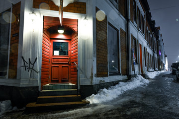 Porte rouge et enneigée du nord arctique dans la ville de  Luleå en Suède