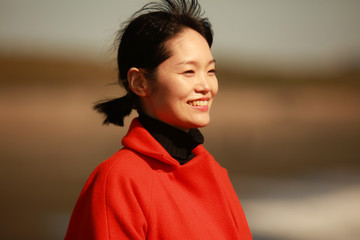 海を眺める女性