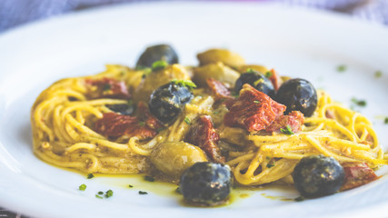 Leckere Spaghetti, vegetarisch mit getrockneten Tomaten, Oliven und frischen Kräutern. 