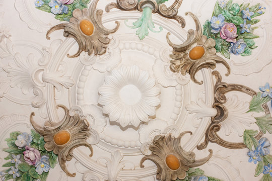 Stuckdecke mit floralen Motiven, Blumen