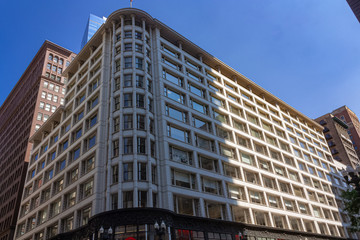 Fototapeta premium Grand old multistory building in Chicago