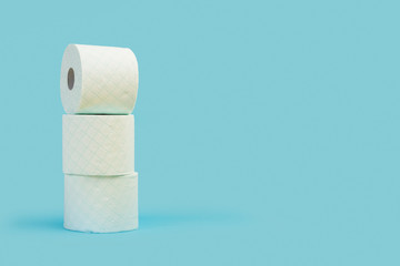 Rollos de papel higiénico sobre fondo de color celeste liso aislado. Vista de frente. Copy space