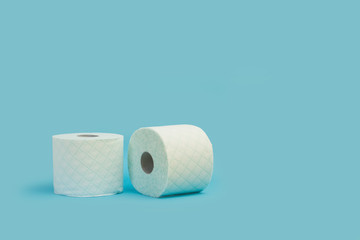 Rollos de papel higiénico sobre fondo de color celeste liso aislado. Vista de frente. Copy space