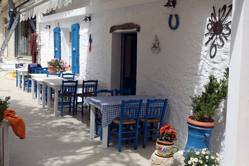 Tische und Stühle an einer Taverne