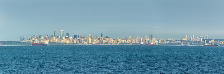 Naklejka premium Panoramiczny pejzaż Vancouver, widok na panoramę z oceanu Kolumbia Brytyjska, Kanada