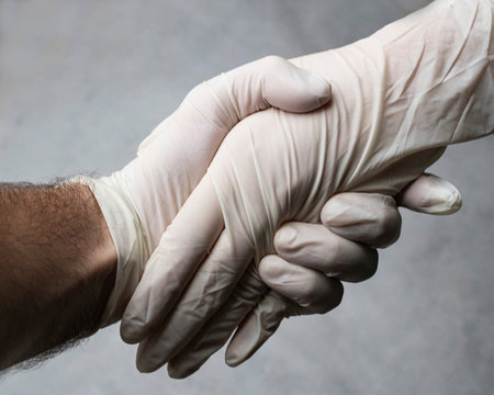 Manos con guantes de l&aacute;tex