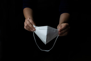 Persona poniéndose mascarilla
