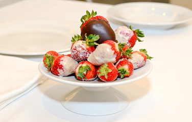 deliciosas fresas bañadas en chocolate blanco y chocolate con leche