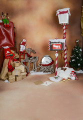 bonita decoración navideña con buzón, reno y farola