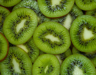 Зелёный фон еды порезанные ломтиками киви.