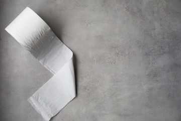 Rollo de papel higiénico sobre fondo gris