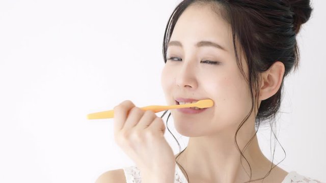 歯磨きする女性