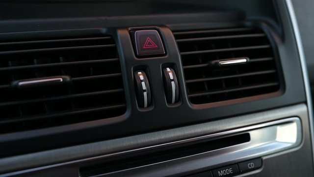Switching on the hazard warning lights in the car cockpit