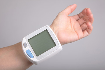 Blutdruckmessgerät am Arm