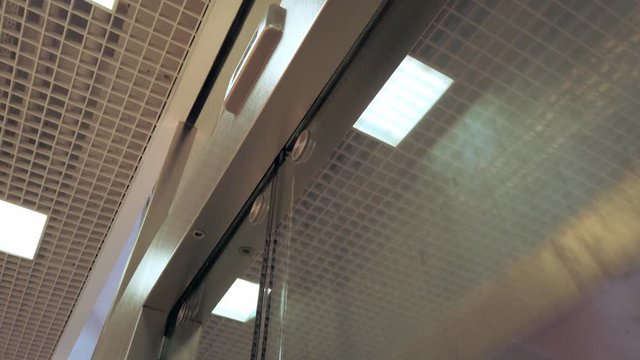 Lift goes down with people in the mall