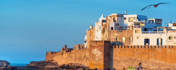 Obraz premium Panoramiczny widok na mury miejskie, Medina Essaouira, Maroko. Skopiuj miejsce na tekst.