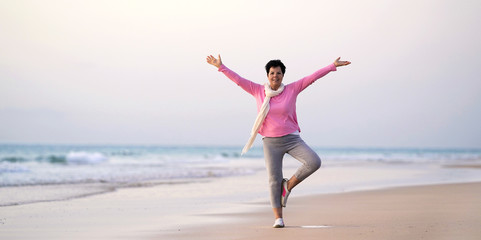 sportliche Seniorin am Strand