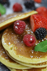 pancakes aux fruits rouges sur une ardoise