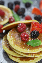 pancakes aux fruits rouges sur une ardoise