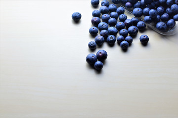 Grupo de arandanos dispersados en tabla de madera
