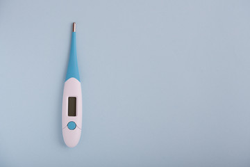 termómetro digital aislado sobre fondo azul liso