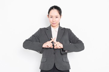 NGのサインを作る女性