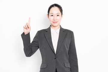 ビジネスのポイントを指し示す女性