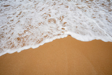 Spieniona morska woda na plaży © piotrszczepanek