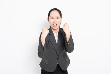 ガッツポーズをする女性