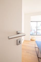 porte ouverte vers appartement intérieur lumineux