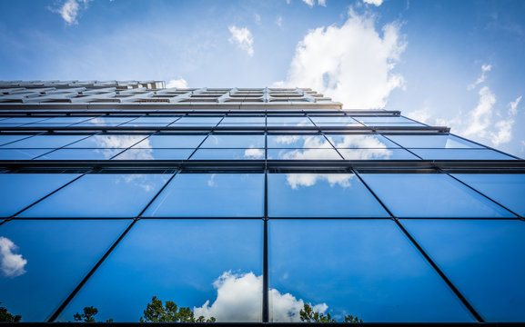 vue de b&acirc;timent en contre plong&eacute;e architecture moderne