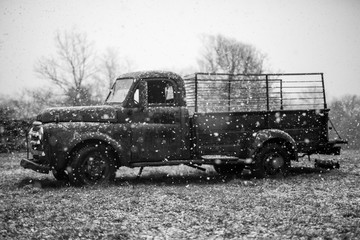 Fototapeta na wymiar Old Truck in Snow