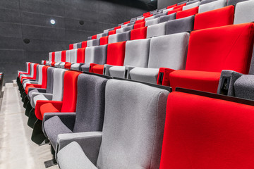 Salle amphi théâtre école entreprise moderne rouge gris