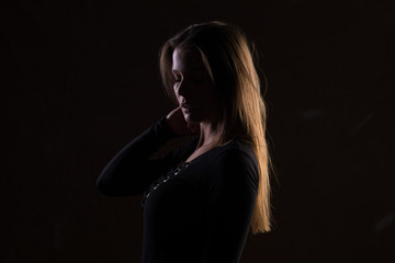 Attraktive Frau im schwarzen Body