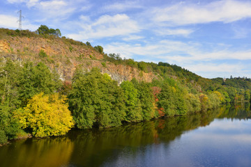 Traversée de la Creuse direction Éguzon-Chantôme (36270), département de l'Indre en région Centre-Val-de-Loire, France