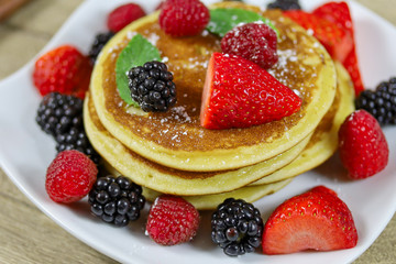 pancakes aux fruits rouges dans une assiette