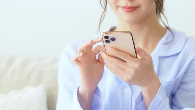 スマホを使う女性