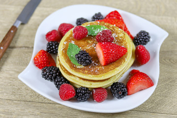 pancakes aux fruits rouges dans une assiette
