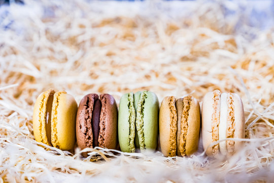 Macarons color&eacute;s aux parfums vari&eacute;s