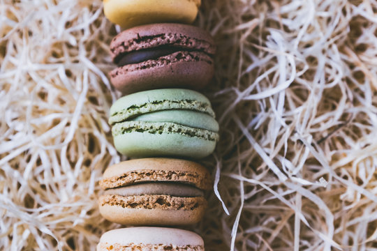 Macarons color&eacute;s aux parfums vari&eacute;s