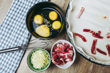 Préparation d'un quiche lorraine, oeufs lardons fromage et pâte feuilletée