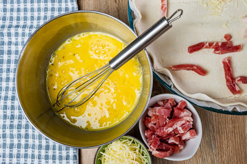 Préparation d'un quiche lorraine, oeufs lardons fromage et pâte feuilletée