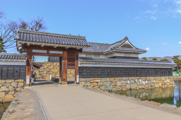 春の松本城の風景